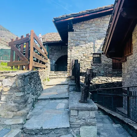 A Sarre Con Giardino E Vista Panoramica אאוסטה